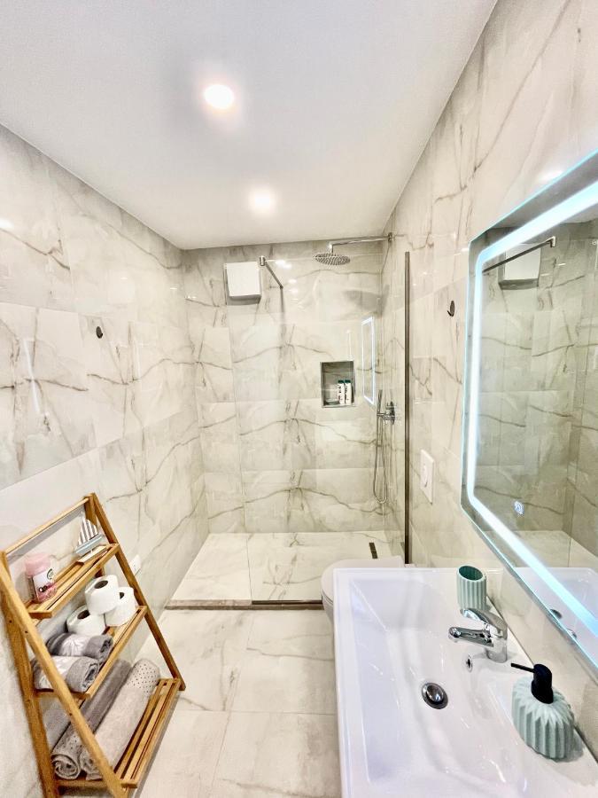 Central Studio Apartment 1, Tirana Esterno foto